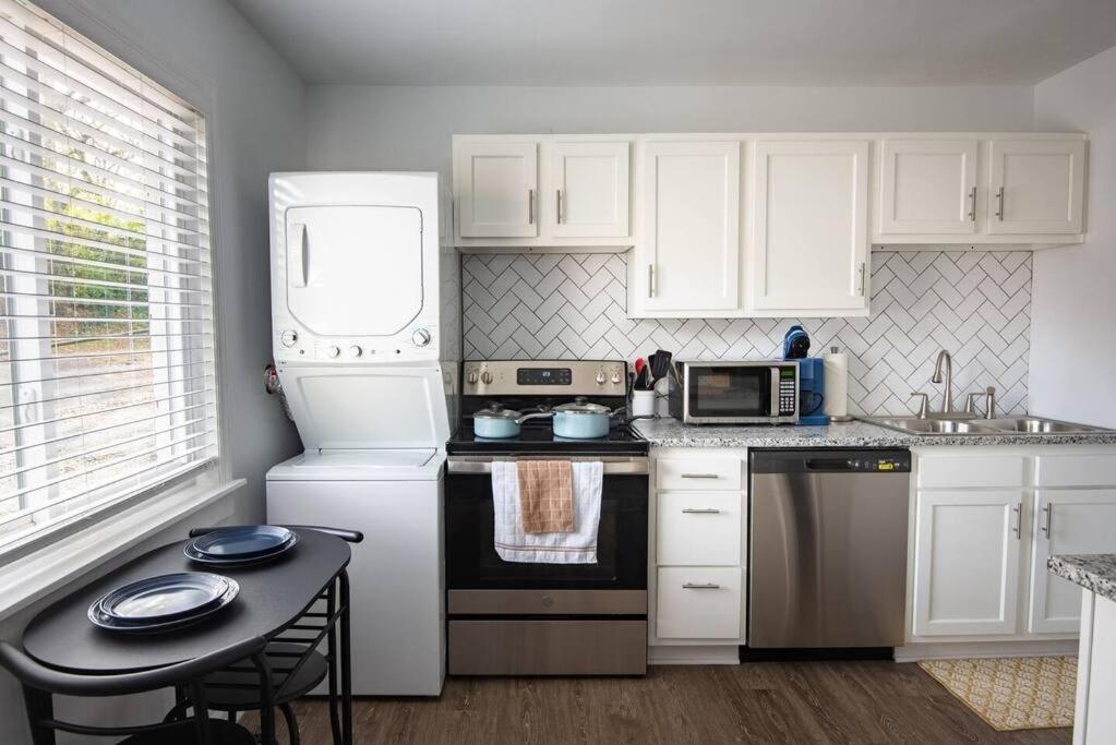 Apartment Vulcan's Hideout / Fully Equipped Kitchen / A2 Birmingham